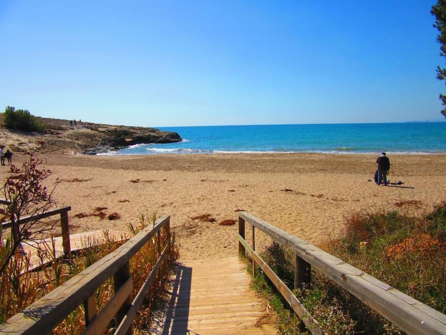 Descanso Junto A La Playa Torredembarra Bagian luar foto